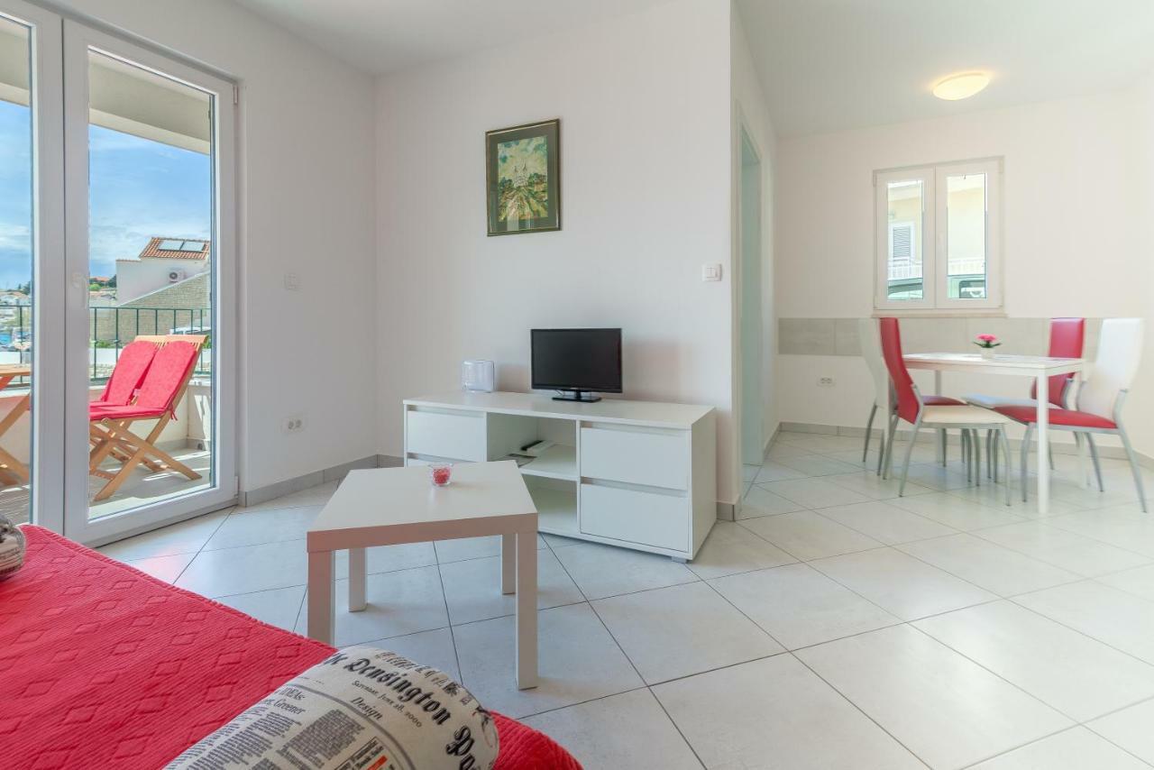 Beachfront Sisa Apartment Primosten