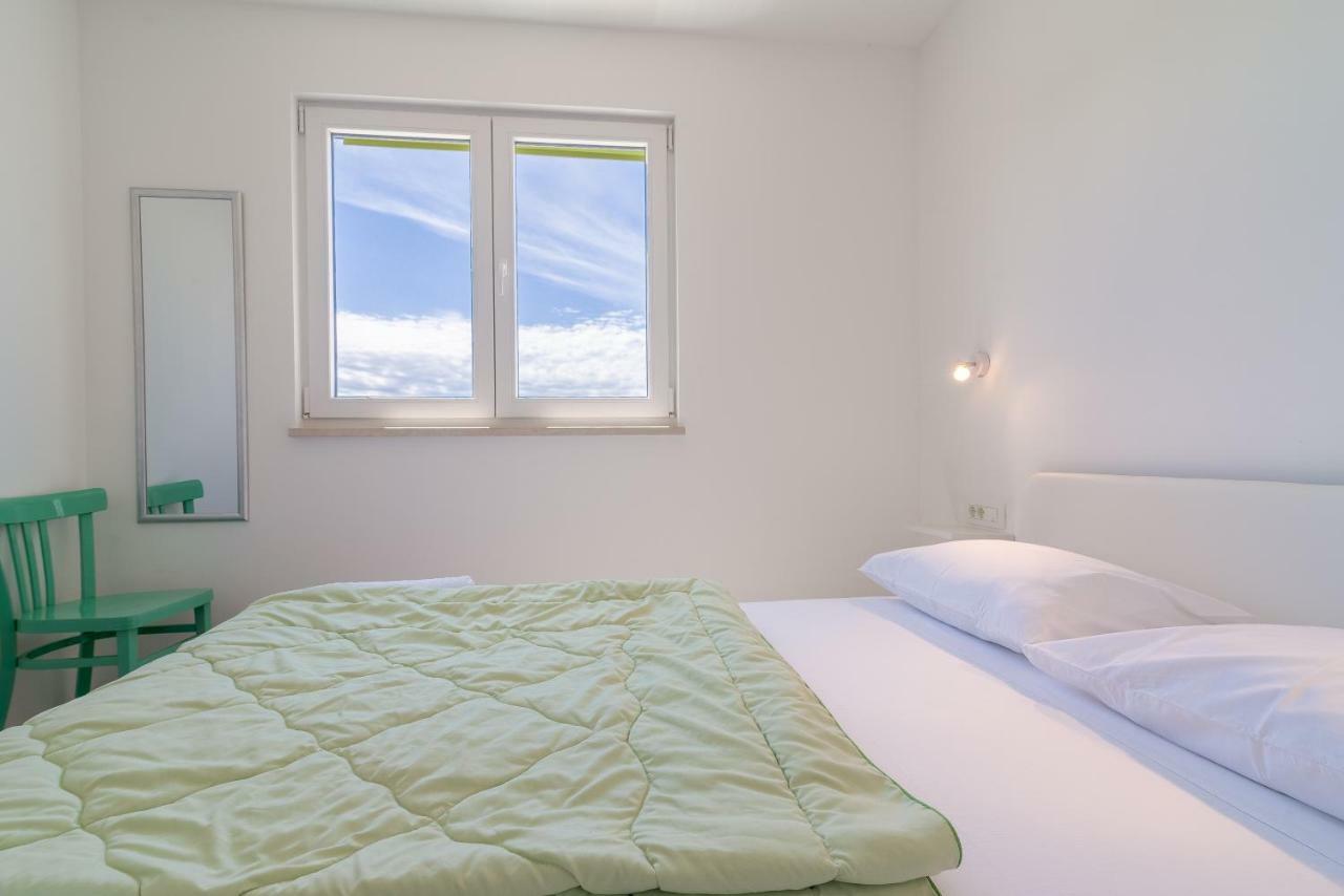 Beachfront Sisa Apartment Primosten